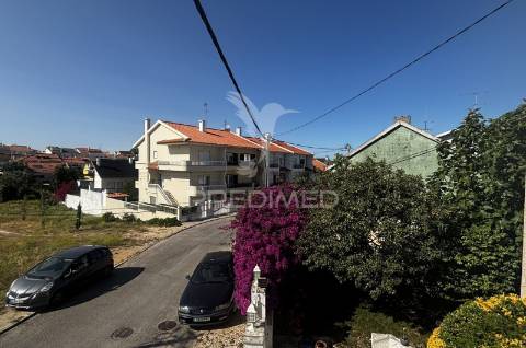 Moradia isolada t4 | 260 m² de construção | lote de 525 m² | piscina | excelente oportunidade de personalização