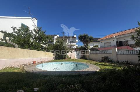 Moradia isolada t4 | 260 m² de construção | lote de 525 m² | piscina | excelente oportunidade de personalização