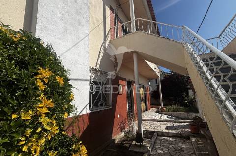 Moradia isolada t4 | 260 m² de construção | lote de 525 m² | piscina | excelente oportunidade de personalização