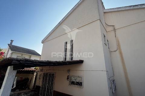 Moradia isolada t4 | 260 m² de construção | lote de 525 m² | piscina | excelente oportunidade de personalização