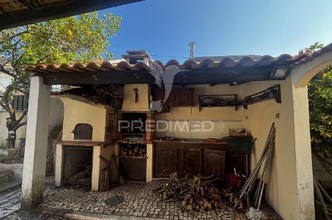 Moradia isolada t4 | 260 m² de construção | lote de 525 m² | piscina | excelente oportunidade de personalização