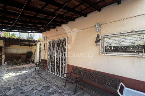 Moradia isolada t4 | 260 m² de construção | lote de 525 m² | piscina | excelente oportunidade de personalização