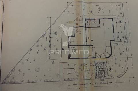 Moradia isolada t4 | 260 m² de construção | lote de 525 m² | piscina | excelente oportunidade de personalização