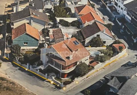 Moradia isolada t4 | 260 m² de construção | lote de 525 m² | piscina | excelente oportunidade de personalização