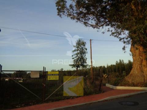 Terreno urbano no cimo de vila em são joão de ovar. classificado com espaço urbano de baixa densidade.