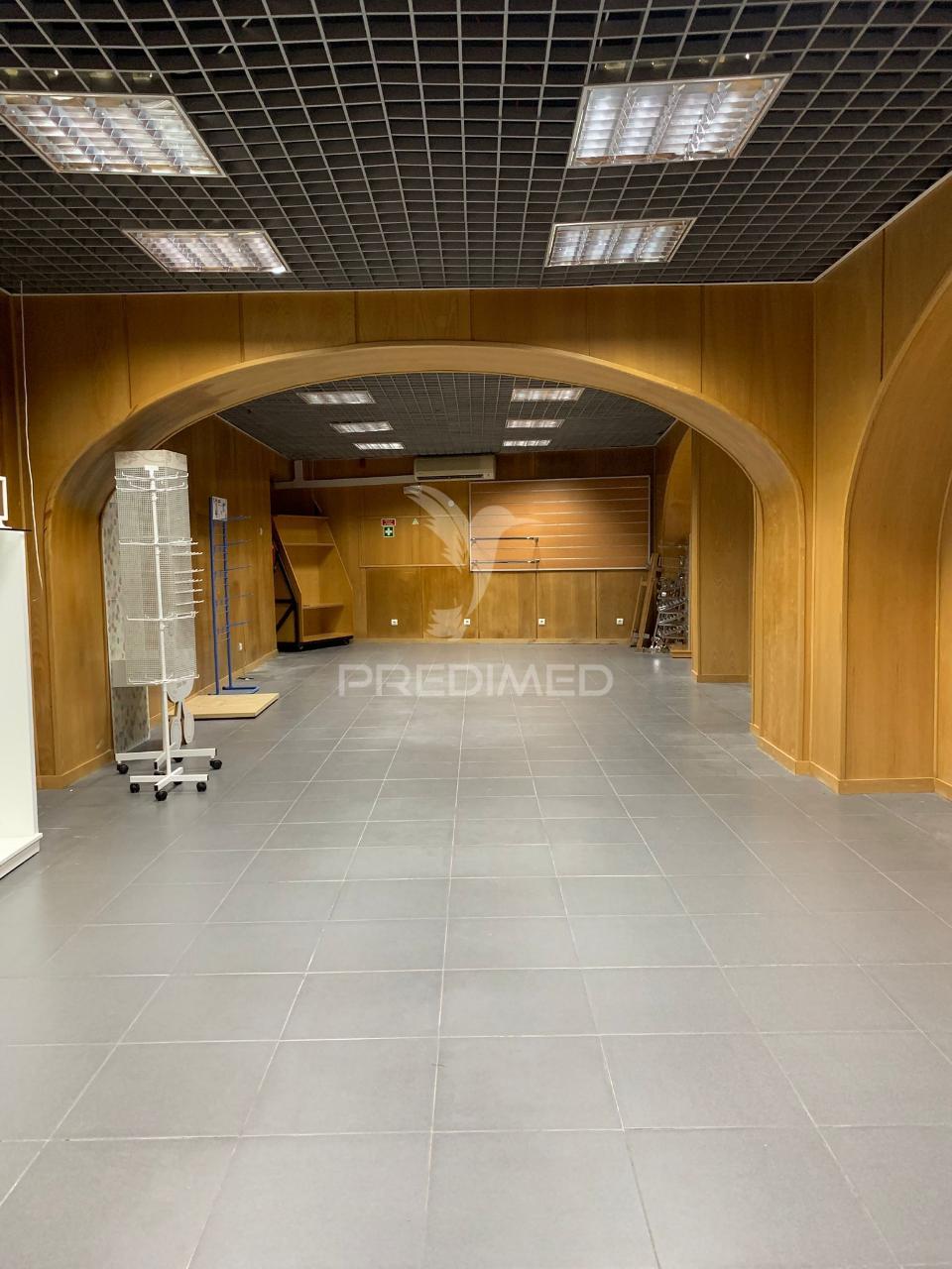 Arrenda se loja baixa de setúbal  1300€