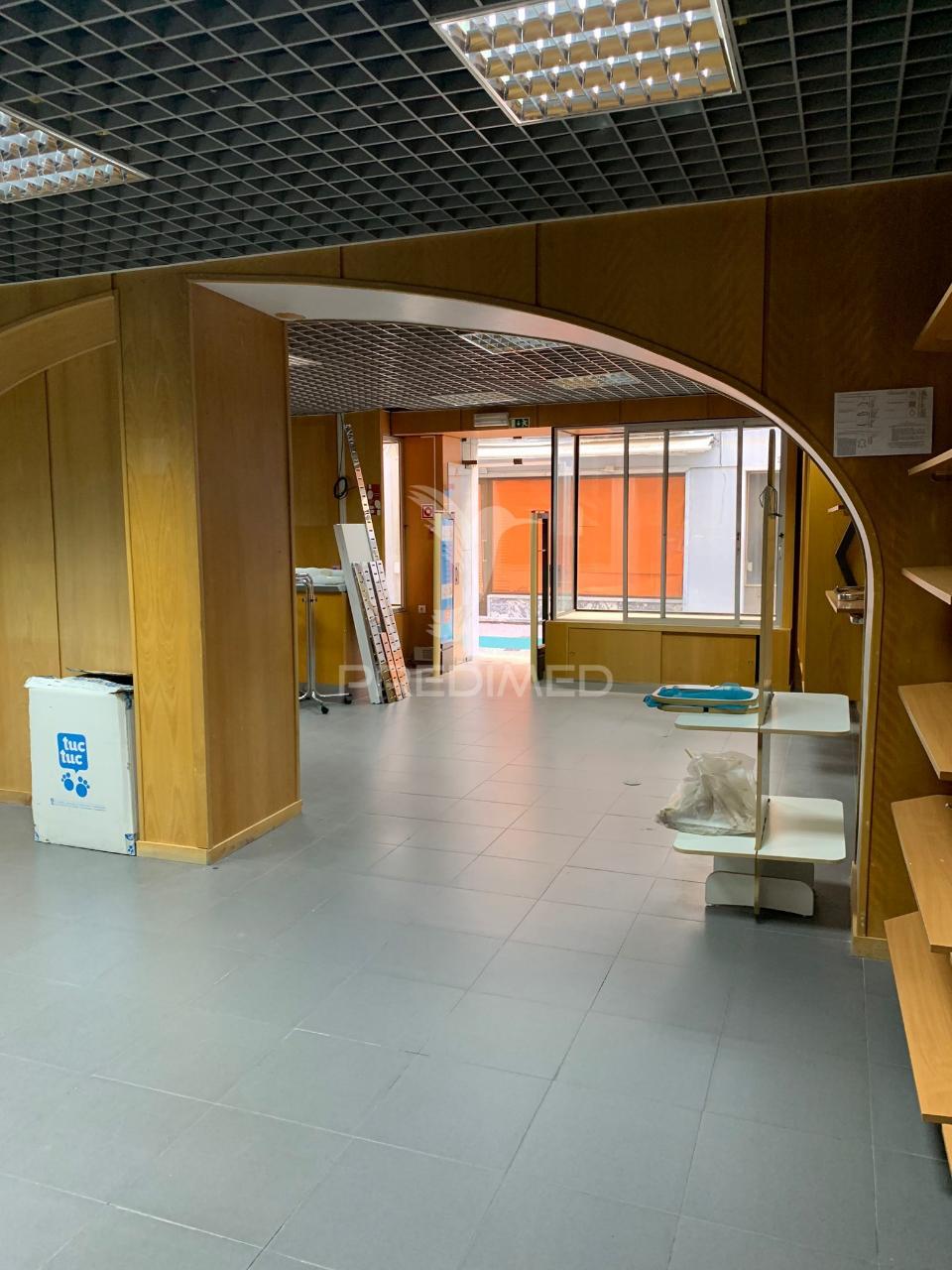 Arrenda se loja baixa de setúbal  1300€