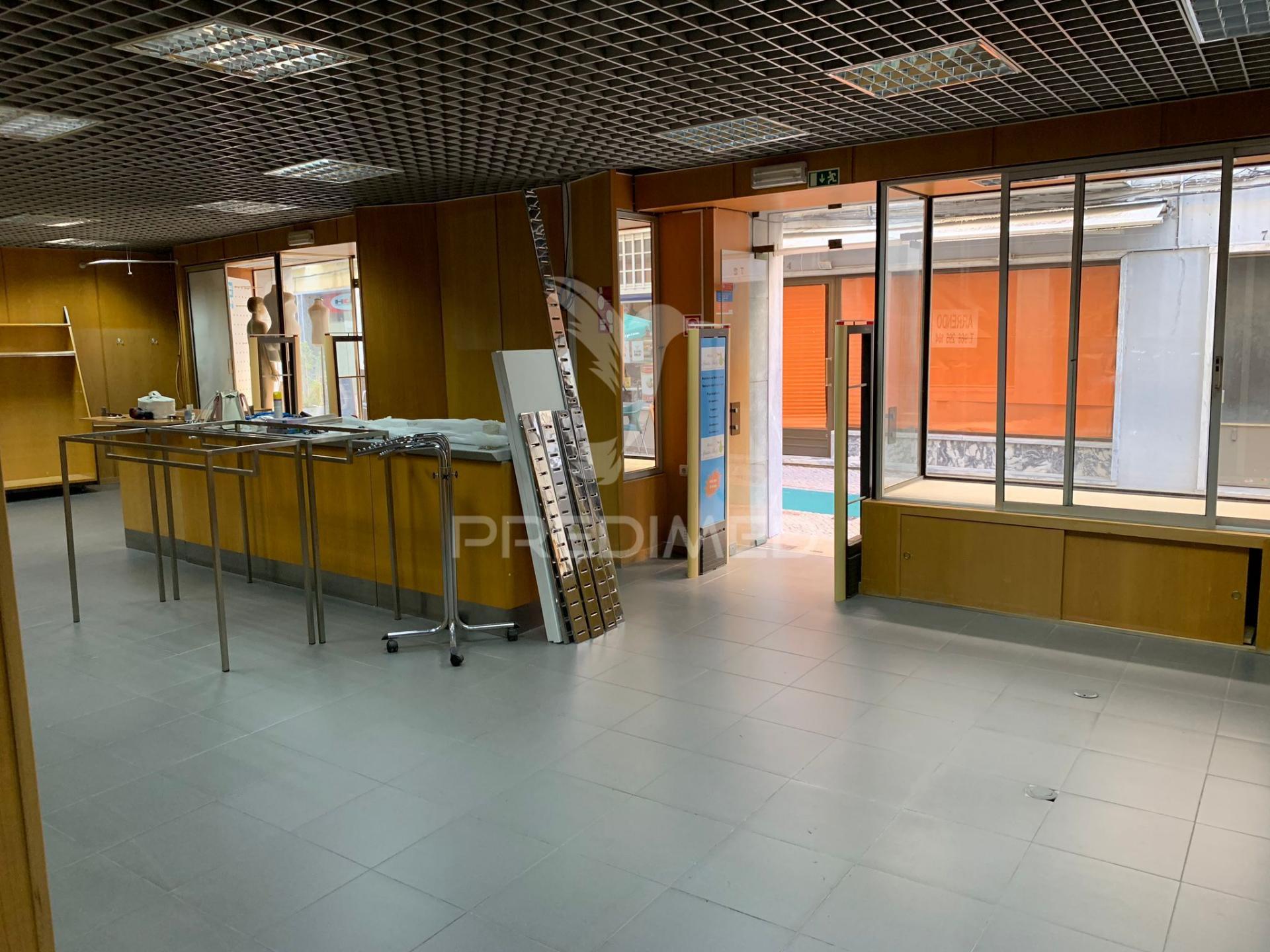 Arrenda se loja baixa de setúbal  1300€