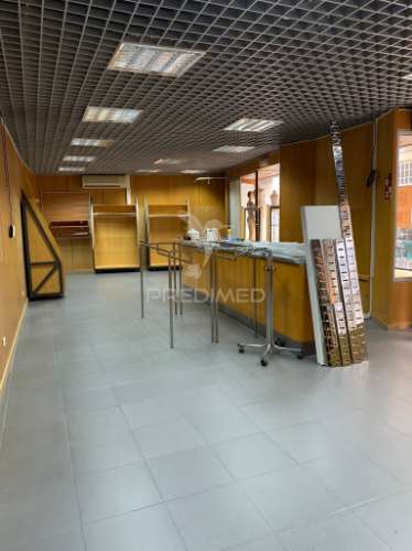 Arrenda se loja baixa de setúbal  1300€