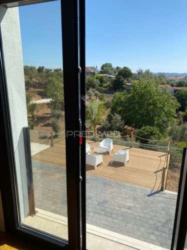 Moradia t3 com piscina junto à barragem de castelo de bode