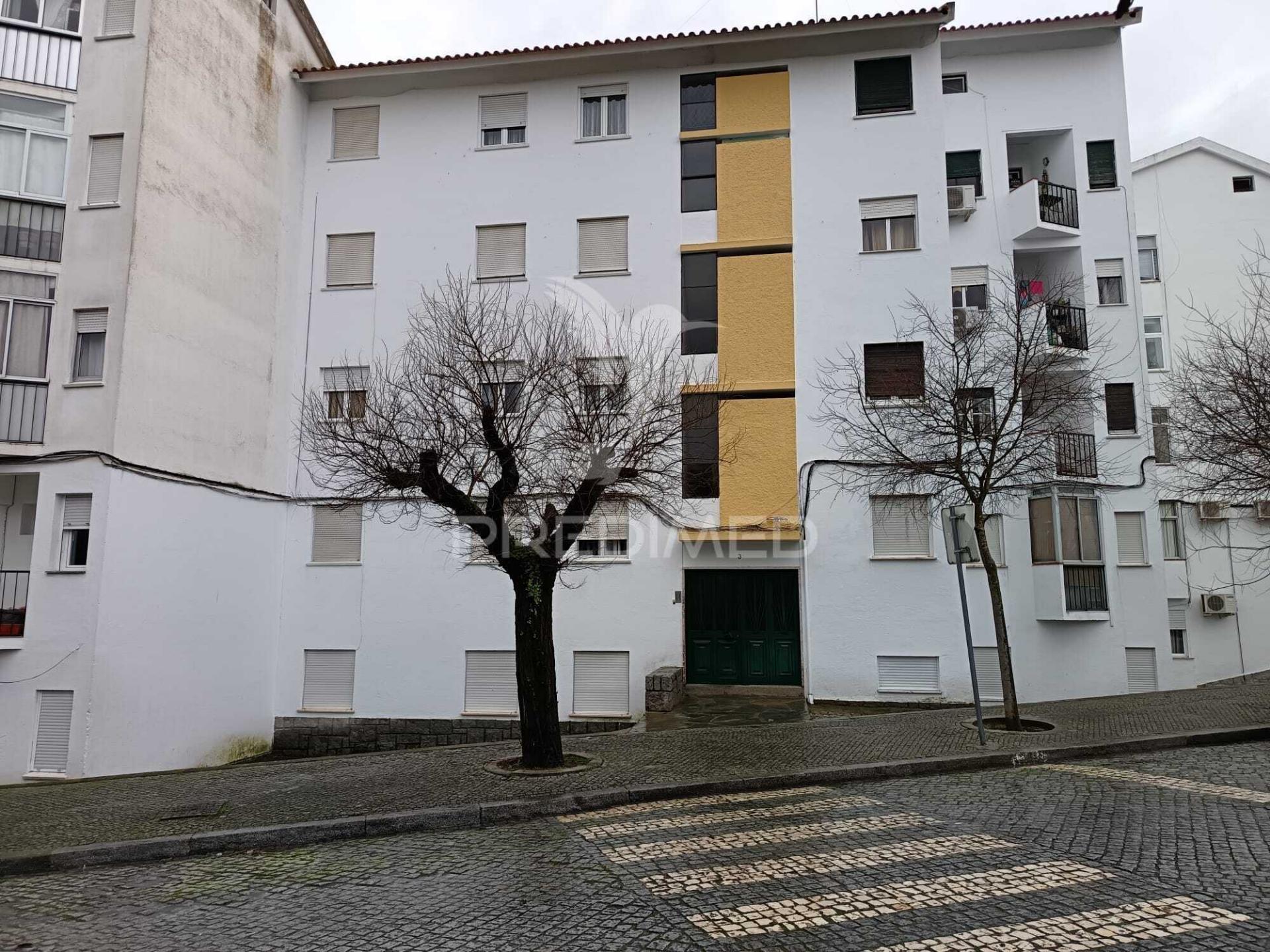 Apartamento com três quartos e excelente localização em zona tranquila