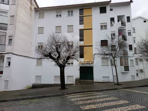 Apartamento com três quartos e excelente localização em zona tranquila