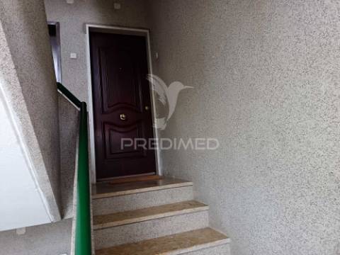 Apartamento com três quartos e excelente localização em zona tranquila