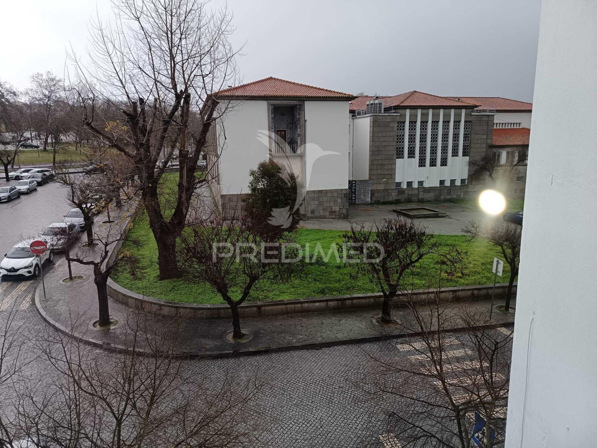 Apartamento com três quartos e excelente localização em zona tranquila