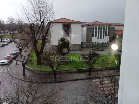 Apartamento com três quartos e excelente localização em zona tranquila