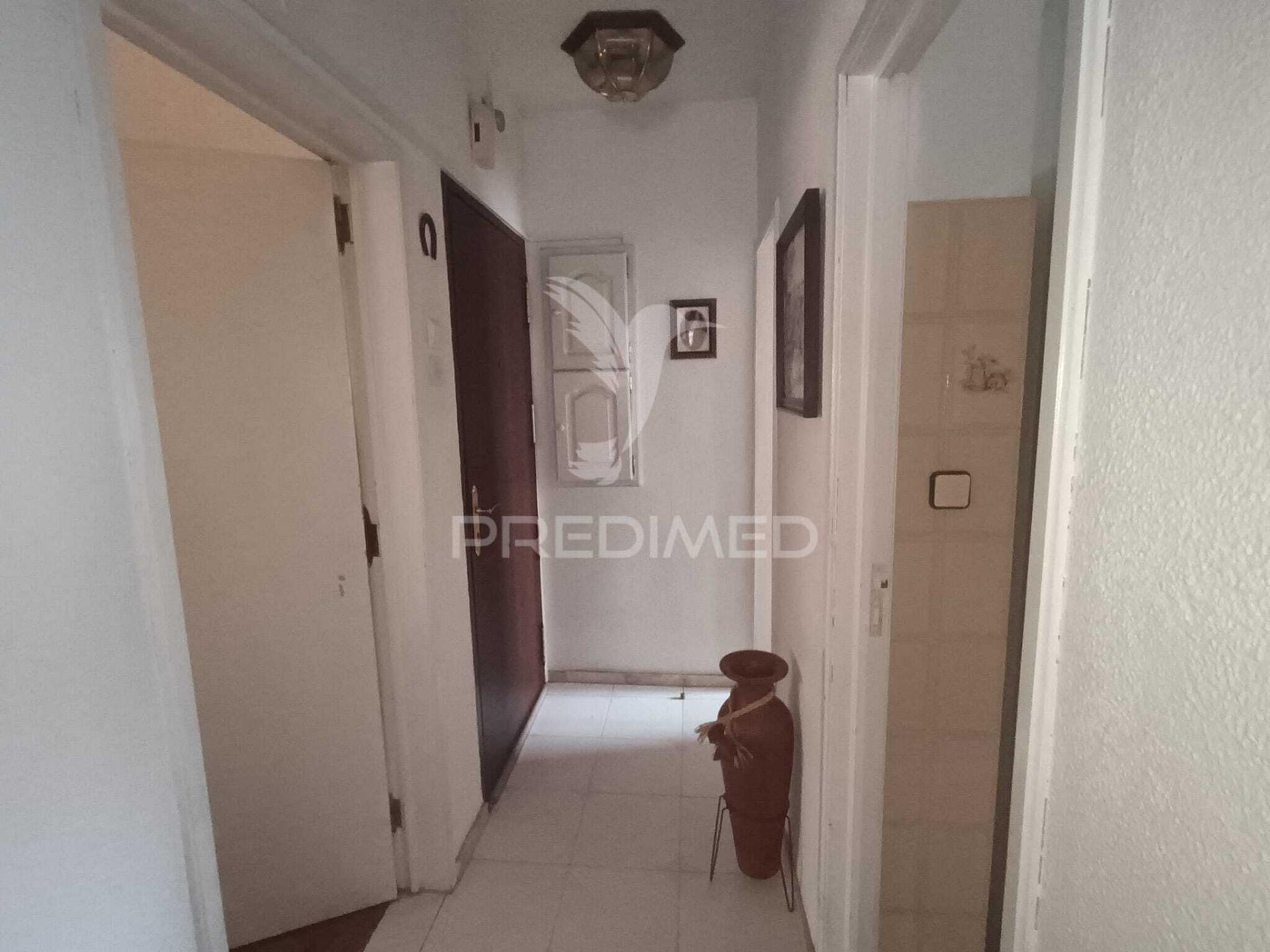 Apartamento com três quartos e excelente localização em zona tranquila