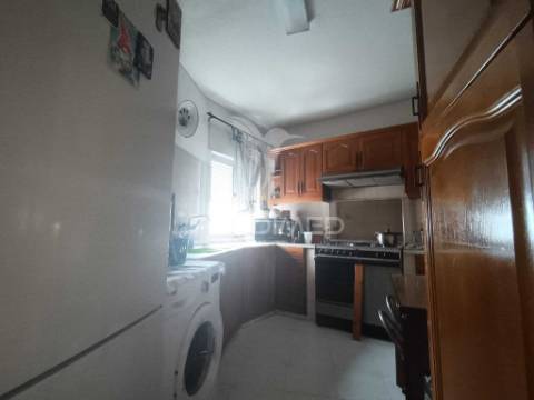 Apartamento com três quartos e excelente localização em zona tranquila