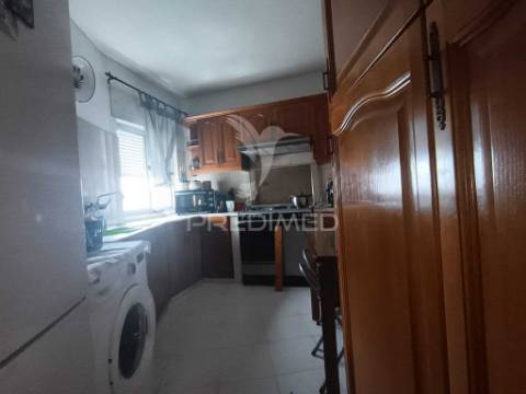 Apartamento com três quartos e excelente localização em zona tranquila