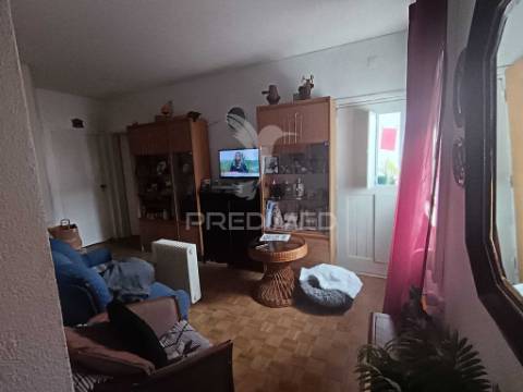 Apartamento com três quartos e excelente localização em zona tranquila