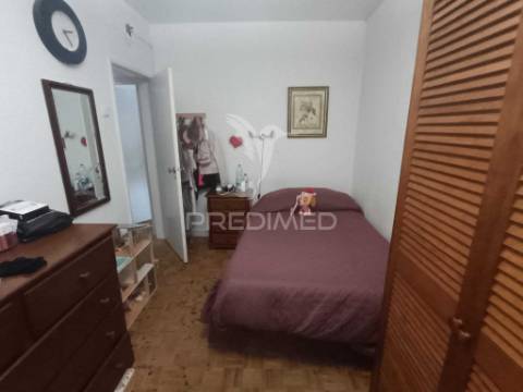 Apartamento com três quartos e excelente localização em zona tranquila