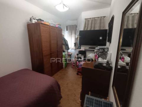 Apartamento com três quartos e excelente localização em zona tranquila