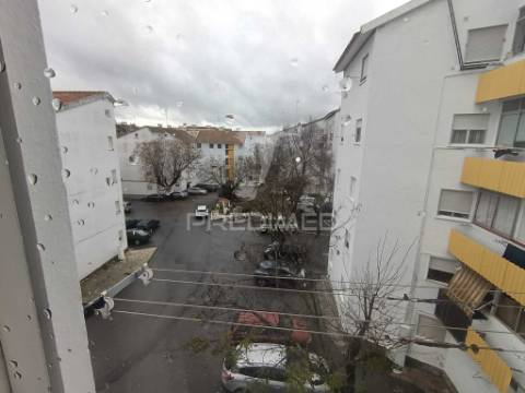 Apartamento com três quartos e excelente localização em zona tranquila