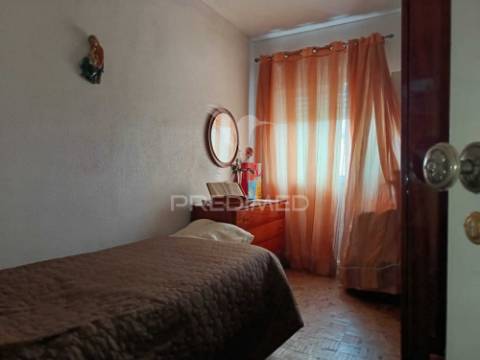 Apartamento com três quartos e excelente localização em zona tranquila