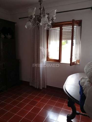 Moradia com quintal e garagem