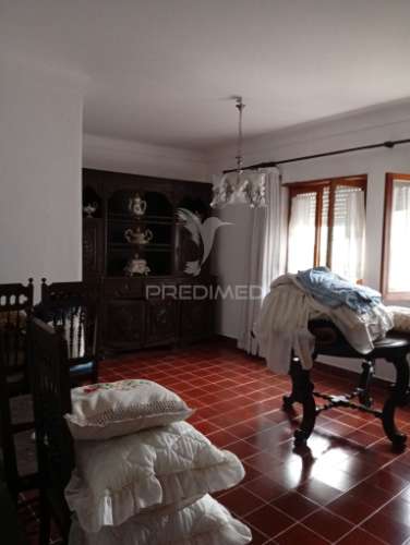 Moradia com quintal e garagem