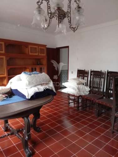 Moradia com quintal e garagem