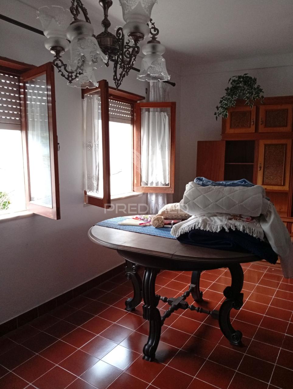 Moradia com quintal e garagem