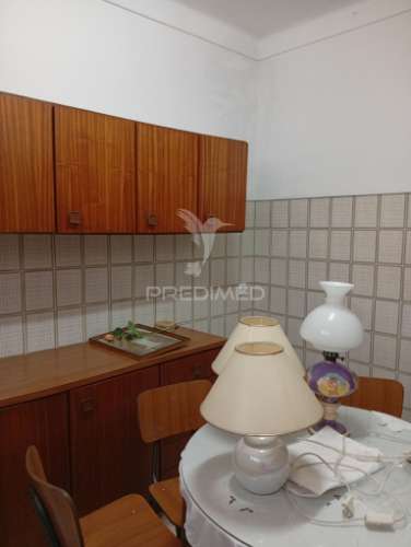 Moradia com quintal e garagem