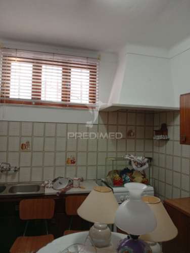 Moradia com quintal e garagem