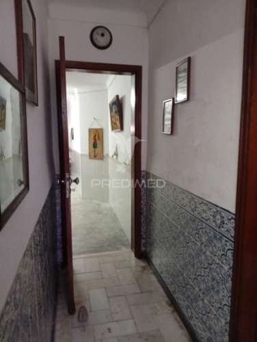 Moradia com quintal e garagem