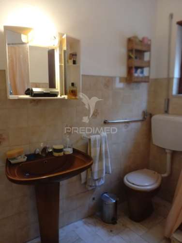 Moradia com quintal e garagem