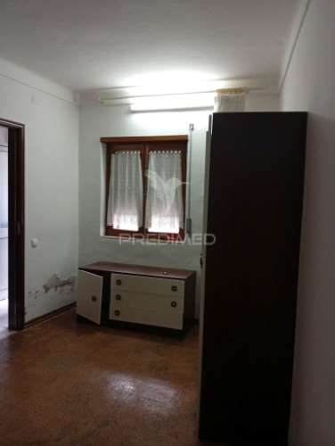 Moradia com quintal e garagem