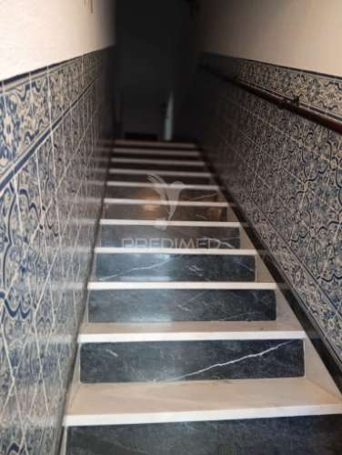 Moradia com quintal e garagem