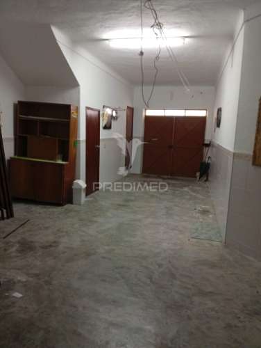 Moradia com quintal e garagem