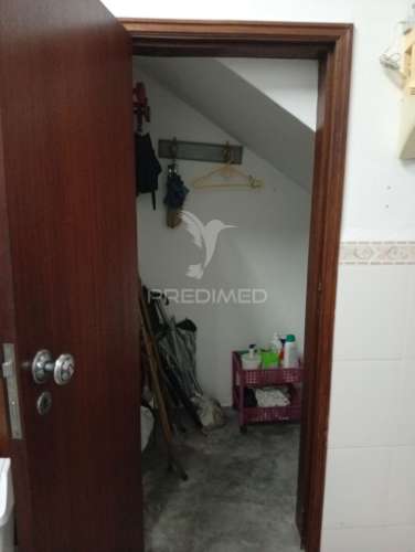 Moradia com quintal e garagem