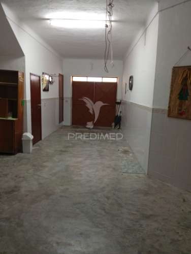 Moradia com quintal e garagem