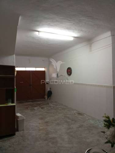 Moradia com quintal e garagem