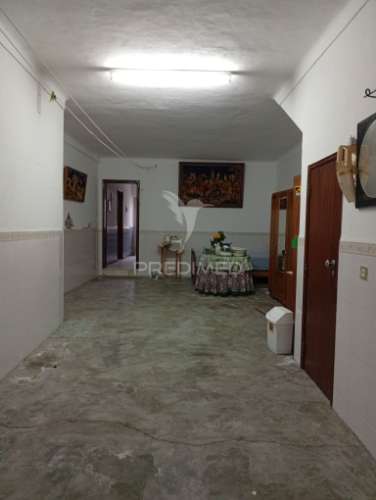 Moradia com quintal e garagem