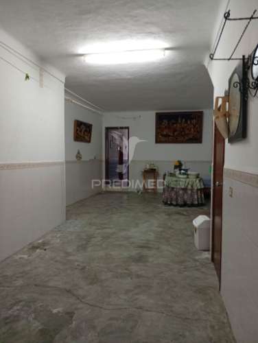 Moradia com quintal e garagem