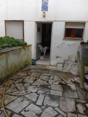 Moradia com quintal e garagem