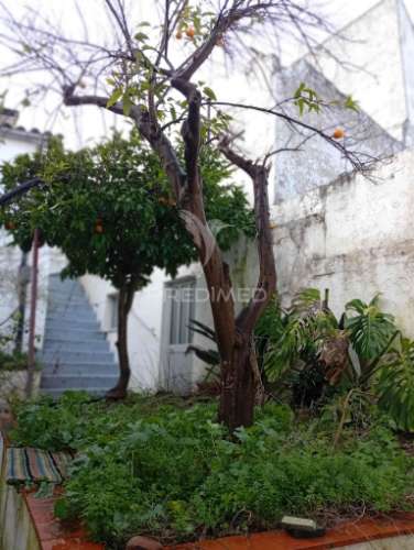 Moradia com quintal e garagem