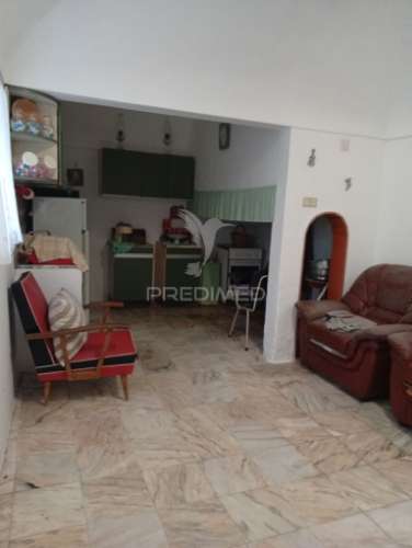 Moradia com quintal e garagem