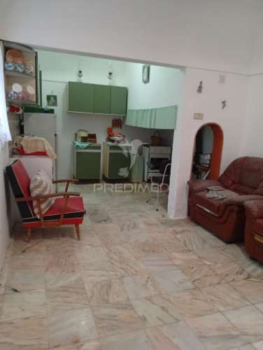 Moradia com quintal e garagem