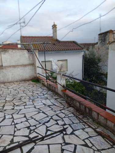 Moradia com quintal e garagem