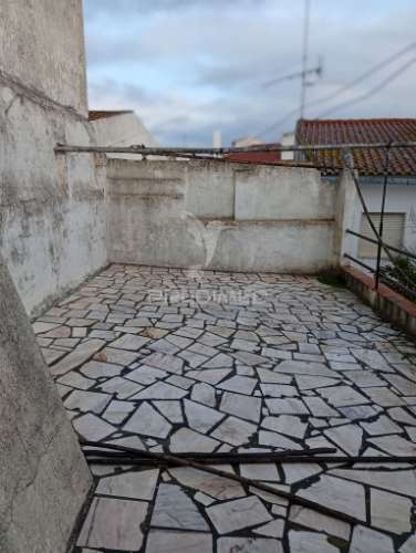 Moradia com quintal e garagem