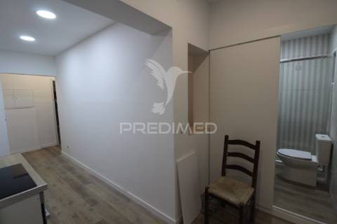 T1 remodelado junto à igreja da bx. da banheira